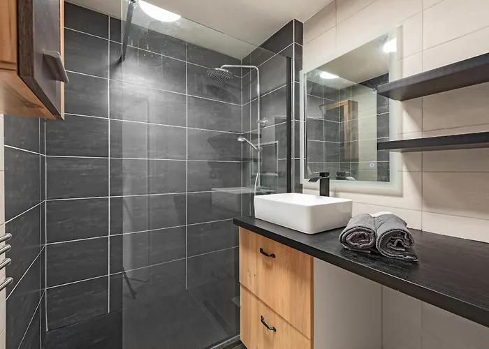 Appartement T3 - 2 Places De Parking - Balcon - Climatisation *